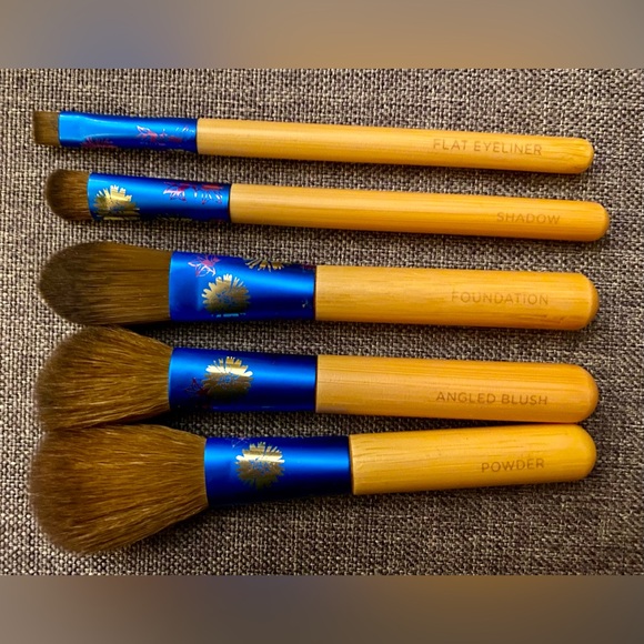 COPY - 5/$15! Bundle of brand new makeup brushes! - Picture 2 of 6